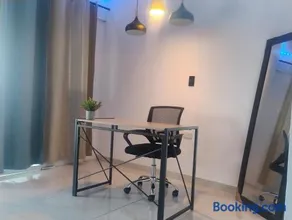Habitación King con baño privado, AC, cerca a centro de eventos, aeropuerto,zona bancaria y comercial - Image 4