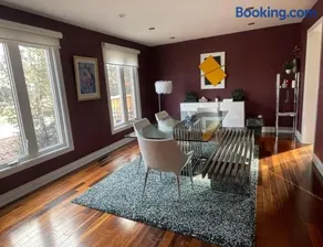 Family-Friendly Retreat for 14 in Richmond Hill - Image 1