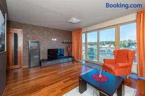 Panoramic city centre apartment by Polo Apartments - Image 4