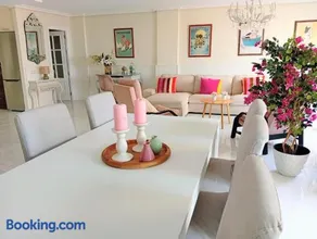 Espectacular vivienda a un minuto andando de la Playa y del Paseo marítimo en Almería - Image 2