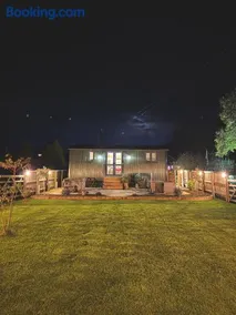 Brambles, Shepherds Hut, Isle of Wight - Image 4