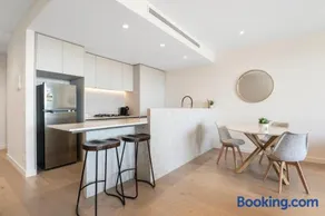 Stylish & Modern 2BR with HUGE Balcony =& Car Park! - Image 4