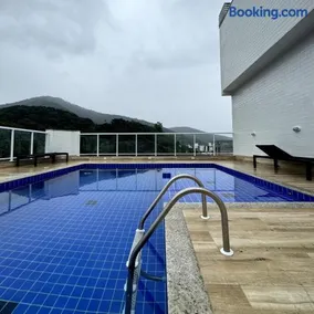 Apartamento novo a 350 m da praia das Toninhas em Ubatuba - 2 dormitórios sendo 1 suite, piscina, varanda gourmet com churrasqueira, ar condicionado, cozinha completa, garagem privativa - Image 1