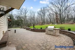 Nature Getaway Charming Villa Near Trails & Parks - Image 5