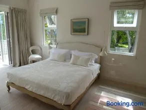 Villa Mimi Beachfront Beau Vallon - Image 2