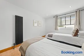 Modern 2-BR Sleeps 4 Near Edinburgh Parking - Image 5