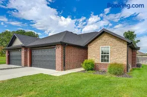 Charming Ozark Abode w/ Yard & Pool Access - Image 2