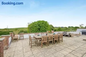6 Bed in Hersham oc-t29211 - Image 2