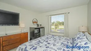 Heated Pool, Bunk Beds, King Bed, Huge TV, Marina, Tiki Bar - Image 4