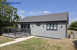 Linden Farm Lodge - Image 1