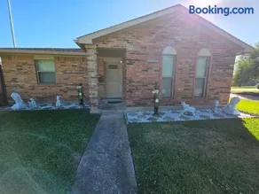 Great location to explore Houston - Image 4