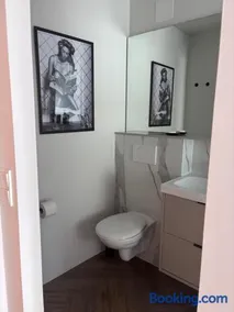 Design Zimmer mit eigenem Bad und WC im Herzen von Haag - Image 2
