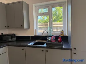 Gatwick 2 Bed Apartments Free Parking - Image 2