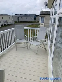 Willerby Delux - Holiday Home by the Sea - close to the Entertainment Complex-bedding, towels & wifi Included! - Image 2