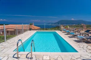 Guiscardos Luxury Villa - Image 3