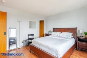 Cozy and Secure 3-Bedroom, 2-Bath Unit with 6 Beds and Beautiful Bay View - Image 4