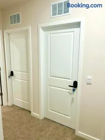 Luxury 3BR Townhome Co-Living for Travel Personnel - Image 3