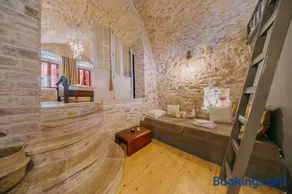 Alternative Medieval Villa - Image 4