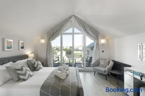 Bright & Modern Townhouse Private Parking - Image 1