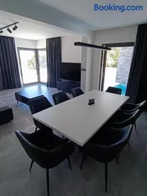Holiday House "M" Omiš - Newly renovated house with swimming pool, 3 rooms, gym, large terrace with amazing view on town and 6 parkplaces - Image 3