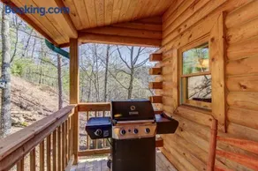 Retreat W Game Room Sleeps 8 Hot Tub Shared Pool - Image 3