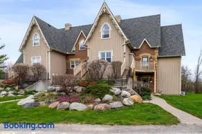 Beautiful & Bright 3 Bed Townhome Near Village - Image 3