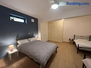 Spacious apartment 3’ from beach - Image 1