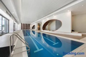 Yarra Luxe Free Pool Spa Sauna Gym SAGA Stays - Image 1