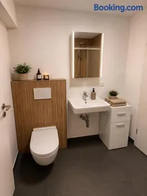 Moderne Terrassenwohnung mit privatem Eingang - Image 1
