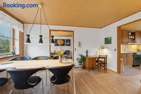 Spacious Holiday Home Near The Beach - Image 4