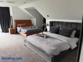 Modern Luxury Home Sleeps 20 - Image 4