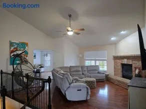 Autumn Elite Home with Pool & Fire Pit Near St Louis - Image 2