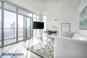 Epic 2BR Condo with Panoramic CN Tower & City View - Image 2