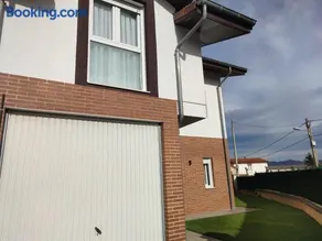 Chalet con amplio jardín - Image 1
