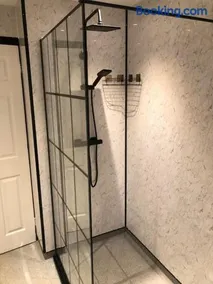 Entire 2 bed modern apartment - Image 4