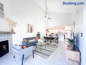 Serene Town home in Chandler with pool - Image 3