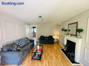 Stunning semi-detached townhouse, Holywood, Sleeps 6 - 10 mins from Belfast - Image 2