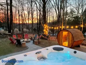 Family Pocono Gem by the lake with private sauna, hot tub, and huge game room - Image 1