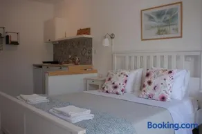 Studios Margaret, Poros Island - Image 1