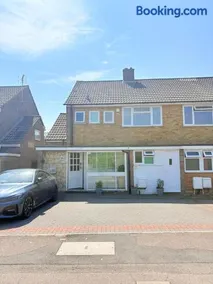 EasyStay - Bright & Spacious house, recently renovated, Free Parking near Luton Airport - Image 2