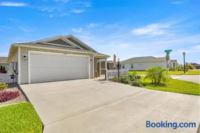 Cozy 2BR in The Villages With BBQ and 4 Seaters Golfcart King Bed - Image 5