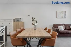 3E1 Abnb-Style Cozy Epping Stay, Walk to Station, Free Parking - Image 3