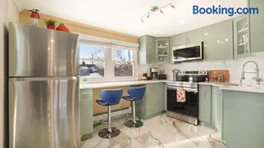 Upgraded Haven with Free Parking! Close to the Airport! - Image 4