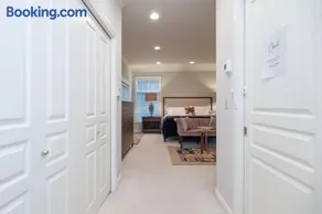 Prime Richmond Stay 10 min to YVR & Steveston - Image 2