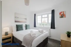 Spacious 4 Bedroom Home With Free Parking - Image 1