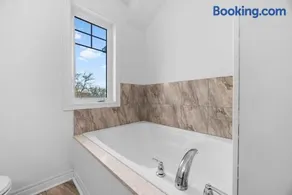 Dove Manor Spacious 9 Beds 3 Full Baths Near Pickering Centre - Image 3