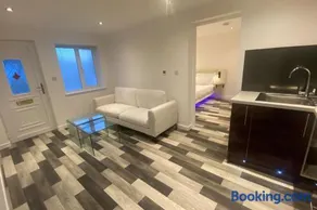 Spacious 1-Bed Apartment - Sleeps 2 & Parking - Image 2