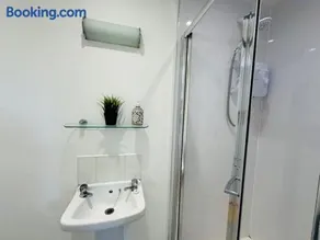 Stunning semi-detached townhouse, Holywood, Sleeps 6 - 10 mins from Belfast - Image 3