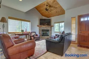 Comfortable Family Home with Private Hot Tub - Community Pool & Gym - Image 2