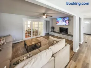 Spacious 4-Bedroom Home With Private Cottage Near Robins AFB - Image 2
